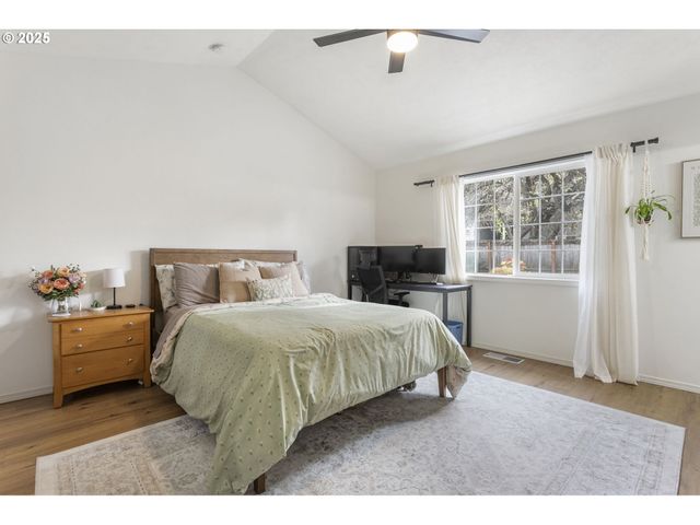 806 E EDGEWOOD Dr, Newberg, OR 97132