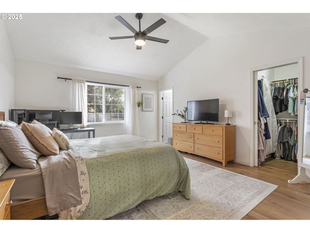 806 E EDGEWOOD Dr, Newberg, OR 97132