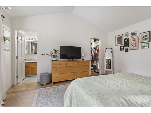 806 E EDGEWOOD Dr, Newberg, OR 97132