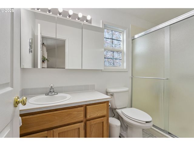 806 E EDGEWOOD Dr, Newberg, OR 97132