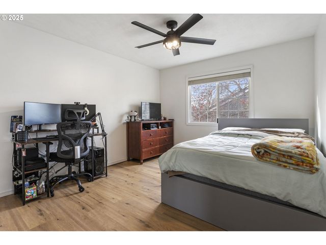 806 E EDGEWOOD Dr, Newberg, OR 97132