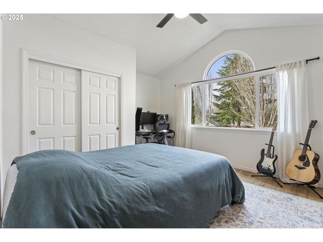 806 E EDGEWOOD Dr, Newberg, OR 97132