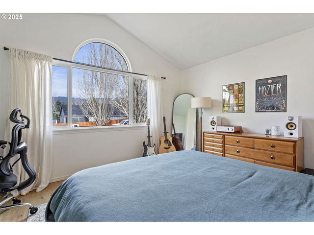 806 E EDGEWOOD Dr, Newberg, OR 97132