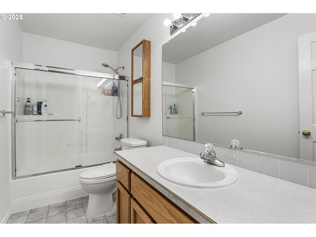 806 E EDGEWOOD Dr, Newberg, OR 97132