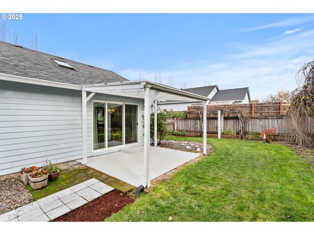 806 E EDGEWOOD Dr, Newberg, OR 97132