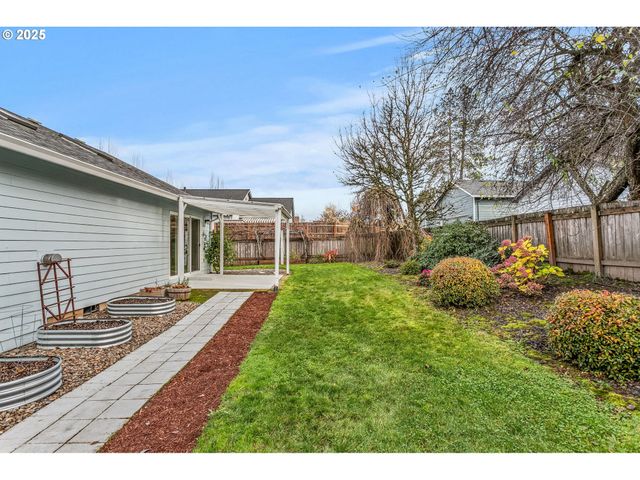 806 E EDGEWOOD Dr, Newberg, OR 97132