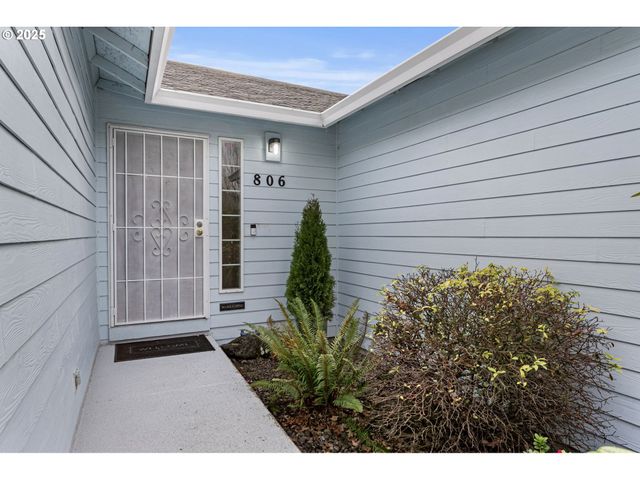 806 E EDGEWOOD Dr, Newberg, OR 97132
