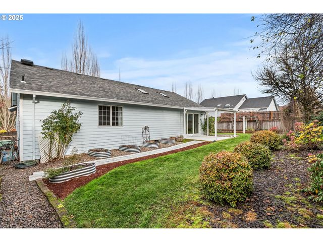 806 E EDGEWOOD Dr, Newberg, OR 97132