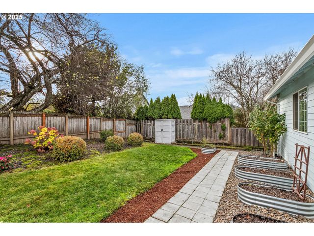 806 E EDGEWOOD Dr, Newberg, OR 97132