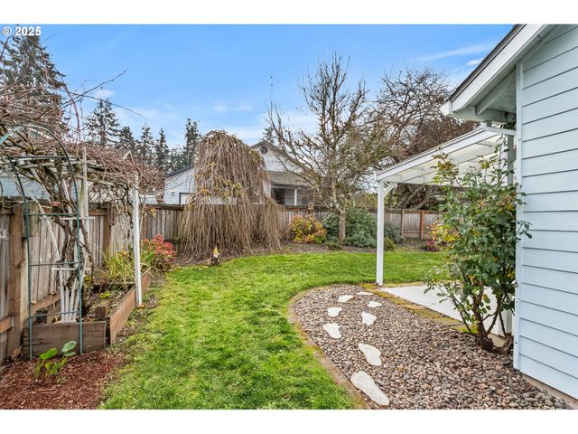 806 E EDGEWOOD Dr, Newberg, OR 97132