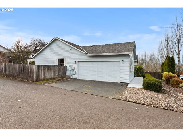 806 E EDGEWOOD Dr, Newberg, OR 97132