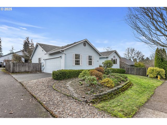 806 E EDGEWOOD Dr, Newberg, OR 97132