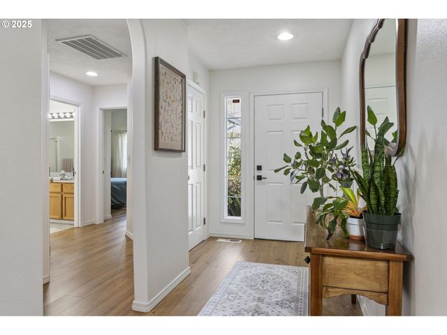 806 E EDGEWOOD Dr, Newberg, OR 97132