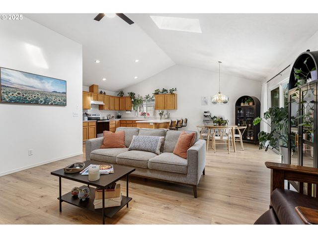 806 E EDGEWOOD Dr, Newberg, OR 97132