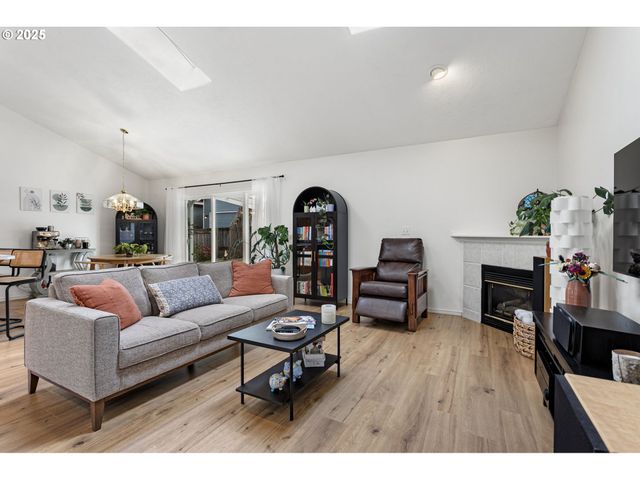 806 E EDGEWOOD Dr, Newberg, OR 97132