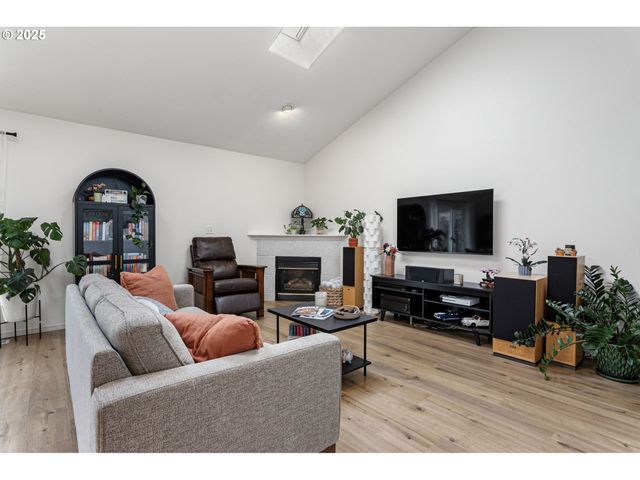 806 E EDGEWOOD Dr, Newberg, OR 97132