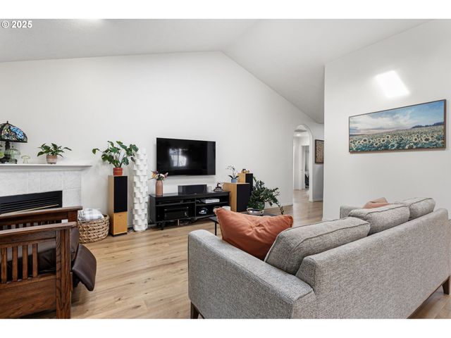 806 E EDGEWOOD Dr, Newberg, OR 97132