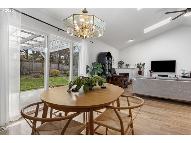 806 E EDGEWOOD Dr, Newberg, OR 97132