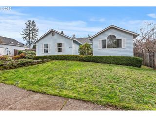806 E EDGEWOOD Dr, Newberg, OR 97132