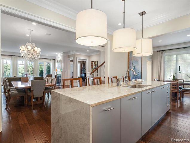 300 Woodland Villa Court, Birmingham, MI 48009
