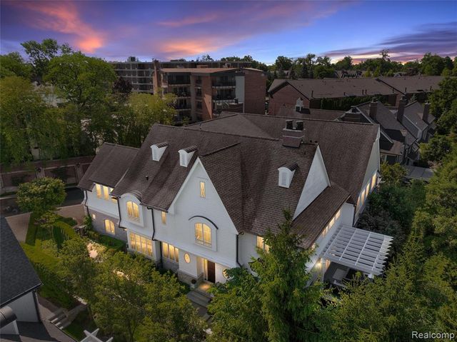300 Woodland Villa Court, Birmingham, MI 48009