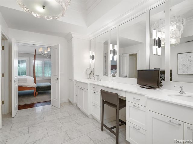 300 Woodland Villa Court, Birmingham, MI 48009