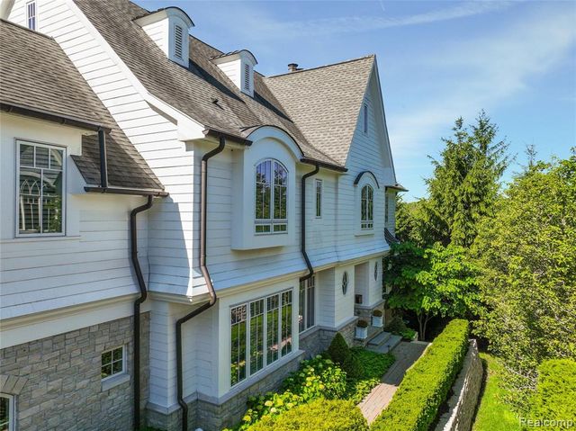 300 Woodland Villa Court, Birmingham, MI 48009