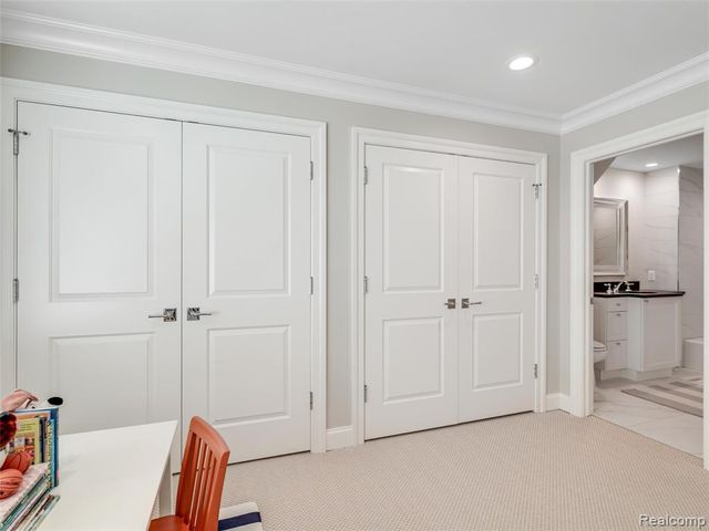 300 Woodland Villa Court, Birmingham, MI 48009