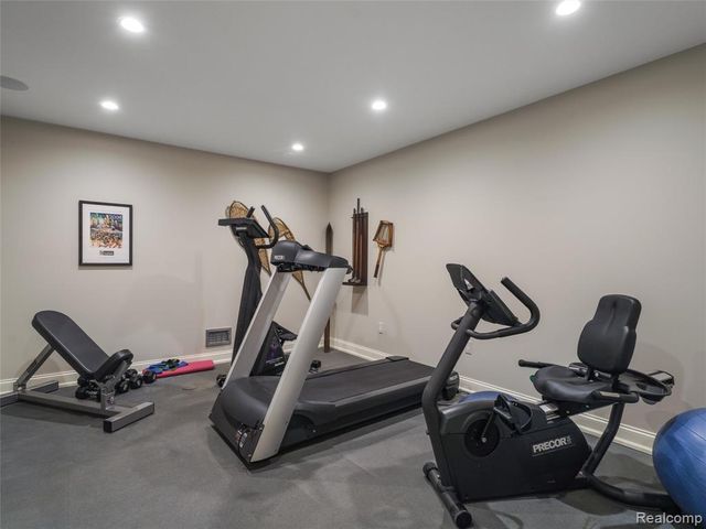 300 Woodland Villa Court, Birmingham, MI 48009