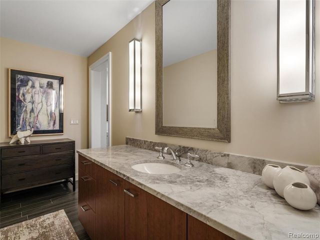 300 Woodland Villa Court, Birmingham, MI 48009