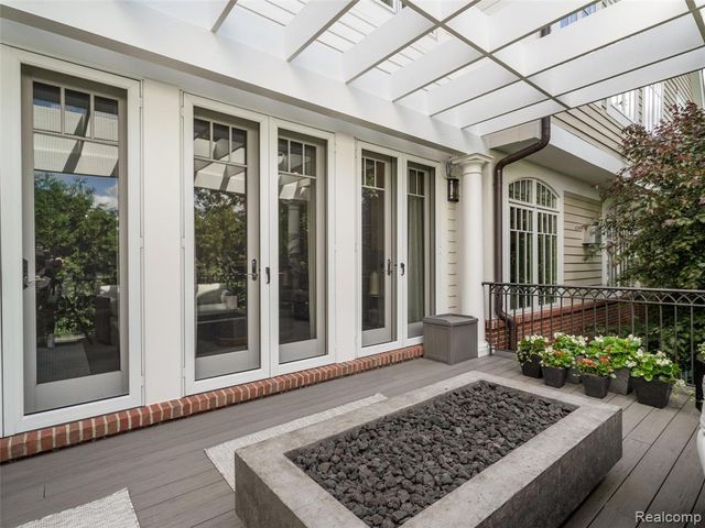 300 Woodland Villa Court, Birmingham, MI 48009