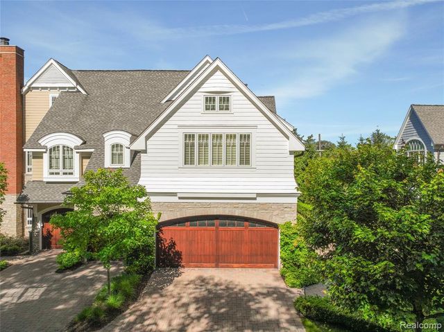 300 Woodland Villa Court, Birmingham, MI 48009