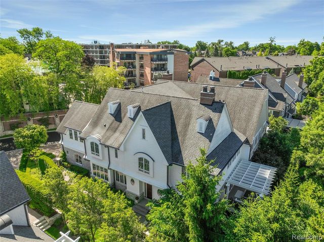 300 Woodland Villa Court, Birmingham, MI 48009