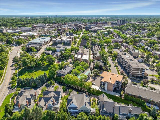 300 Woodland Villa Court, Birmingham, MI 48009
