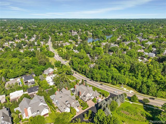300 Woodland Villa Court, Birmingham, MI 48009