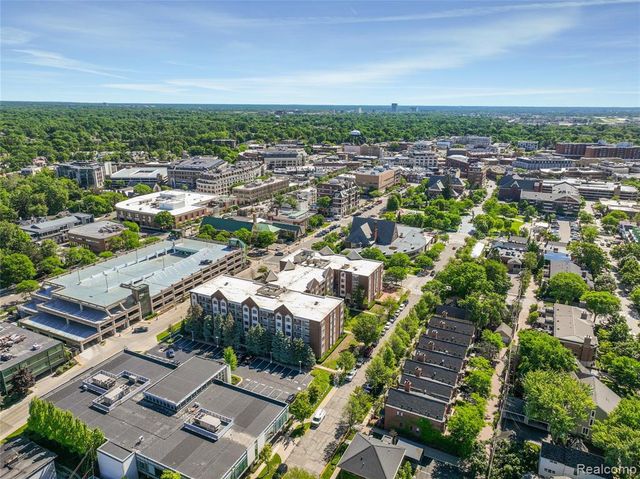 300 Woodland Villa Court, Birmingham, MI 48009
