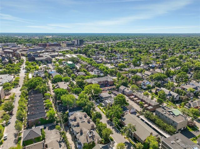 300 Woodland Villa Court, Birmingham, MI 48009