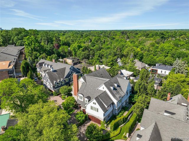 300 Woodland Villa Court, Birmingham, MI 48009