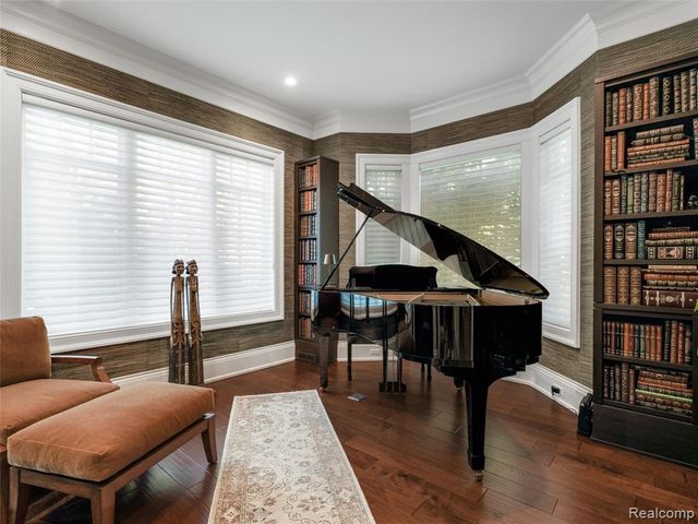 300 Woodland Villa Court, Birmingham, MI 48009