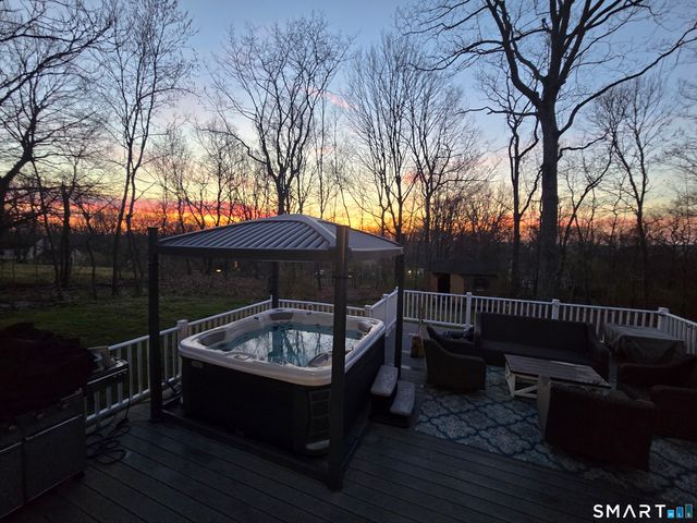 19 Crabapple Lane, Newtown, CT 06470