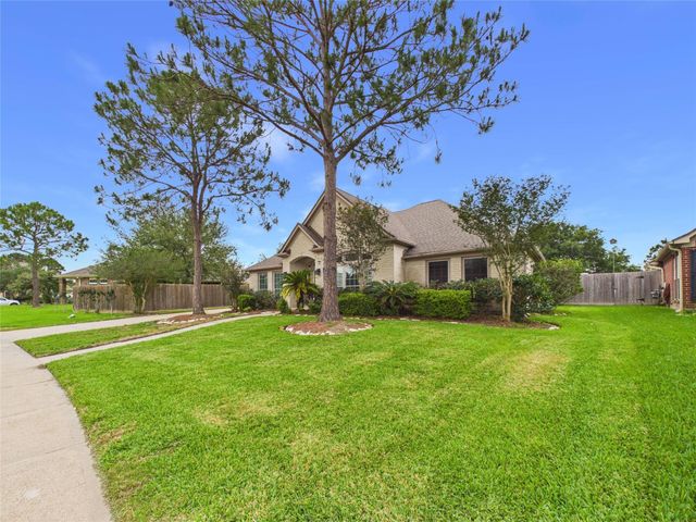 111 Bending Brook Lane, Dickinson, TX 77539