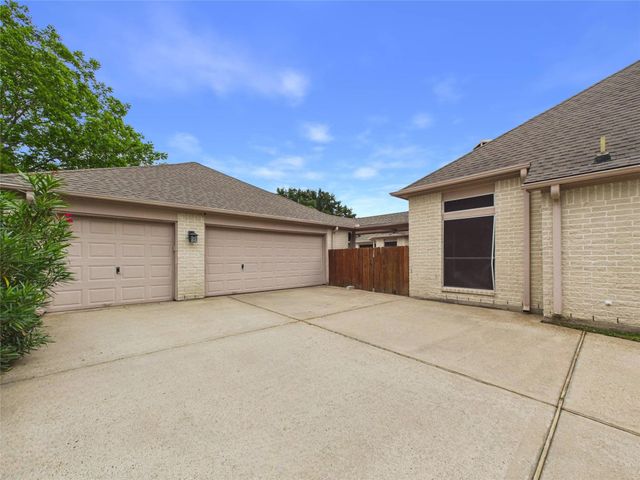 111 Bending Brook Lane, Dickinson, TX 77539