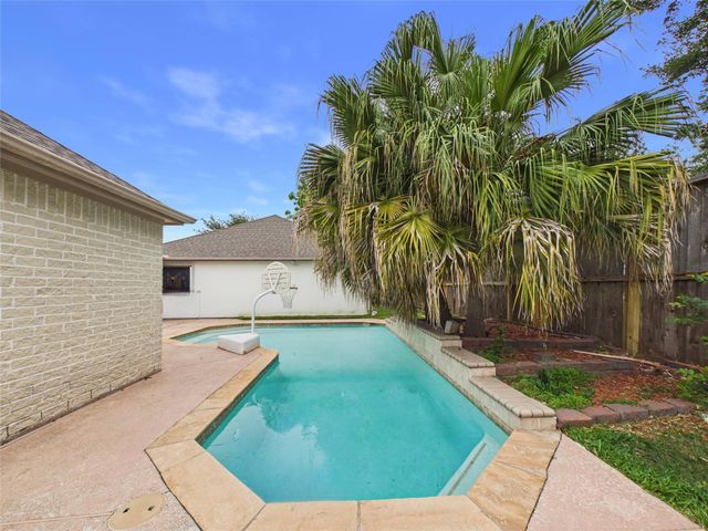111 Bending Brook Lane, Dickinson, TX 77539