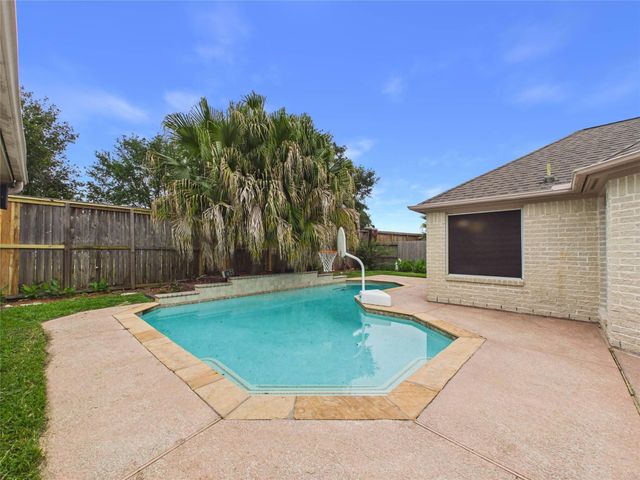 111 Bending Brook Lane, Dickinson, TX 77539
