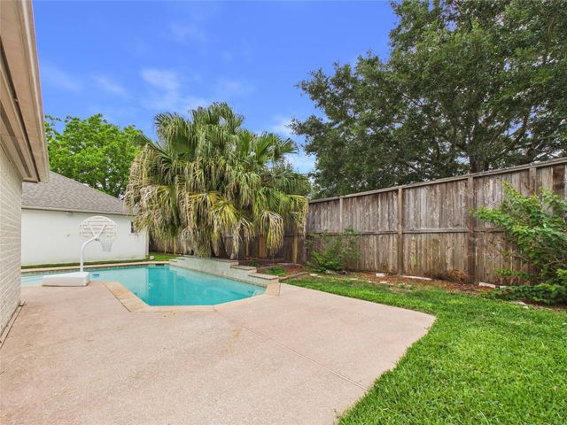 111 Bending Brook Lane, Dickinson, TX 77539