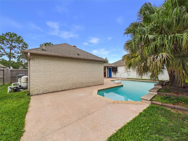 111 Bending Brook Lane, Dickinson, TX 77539