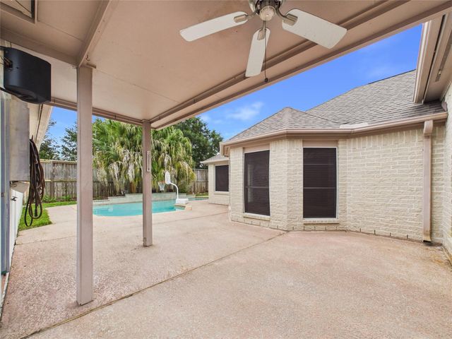 111 Bending Brook Lane, Dickinson, TX 77539