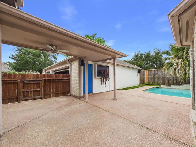 111 Bending Brook Lane, Dickinson, TX 77539