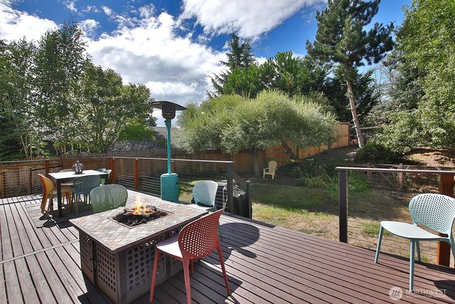 4876 Breezefair Road, Freeland, WA 98249