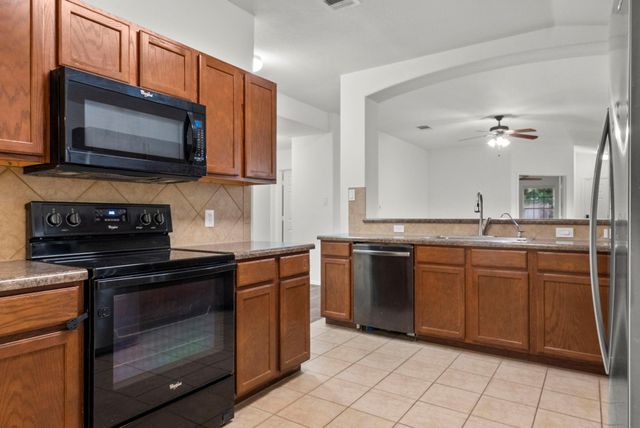 118 Camellia DR, Hutto, TX 78634